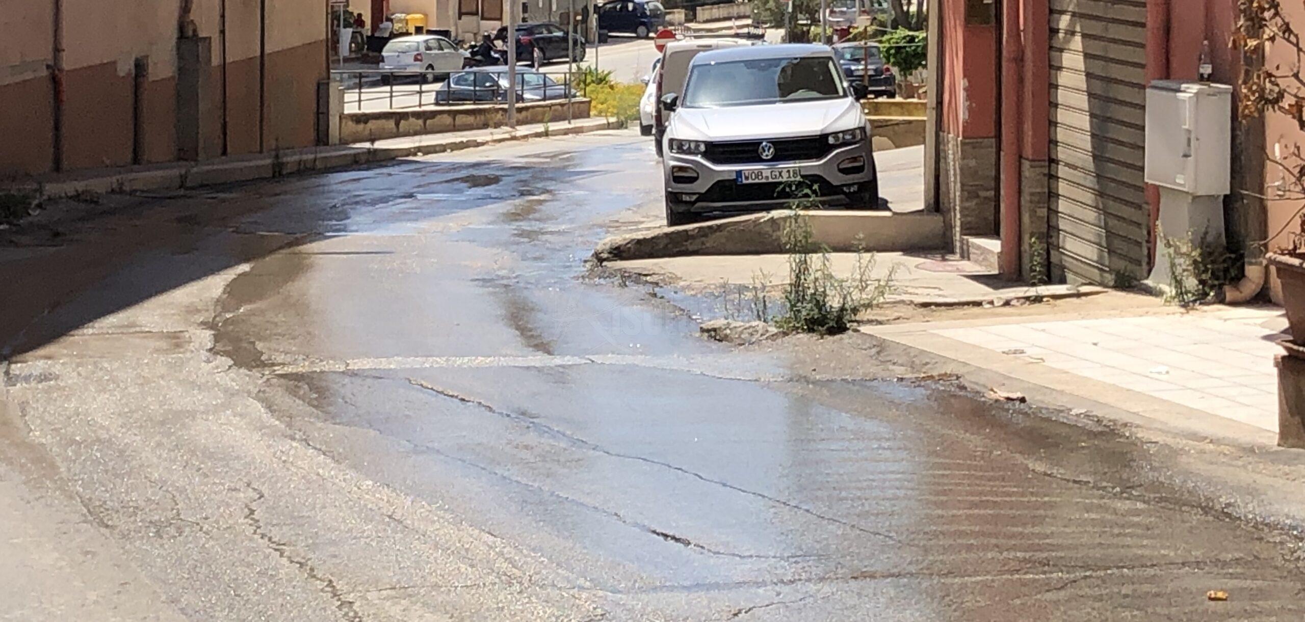 In via Amendola a Sciacca le perdite idriche non mancano mai