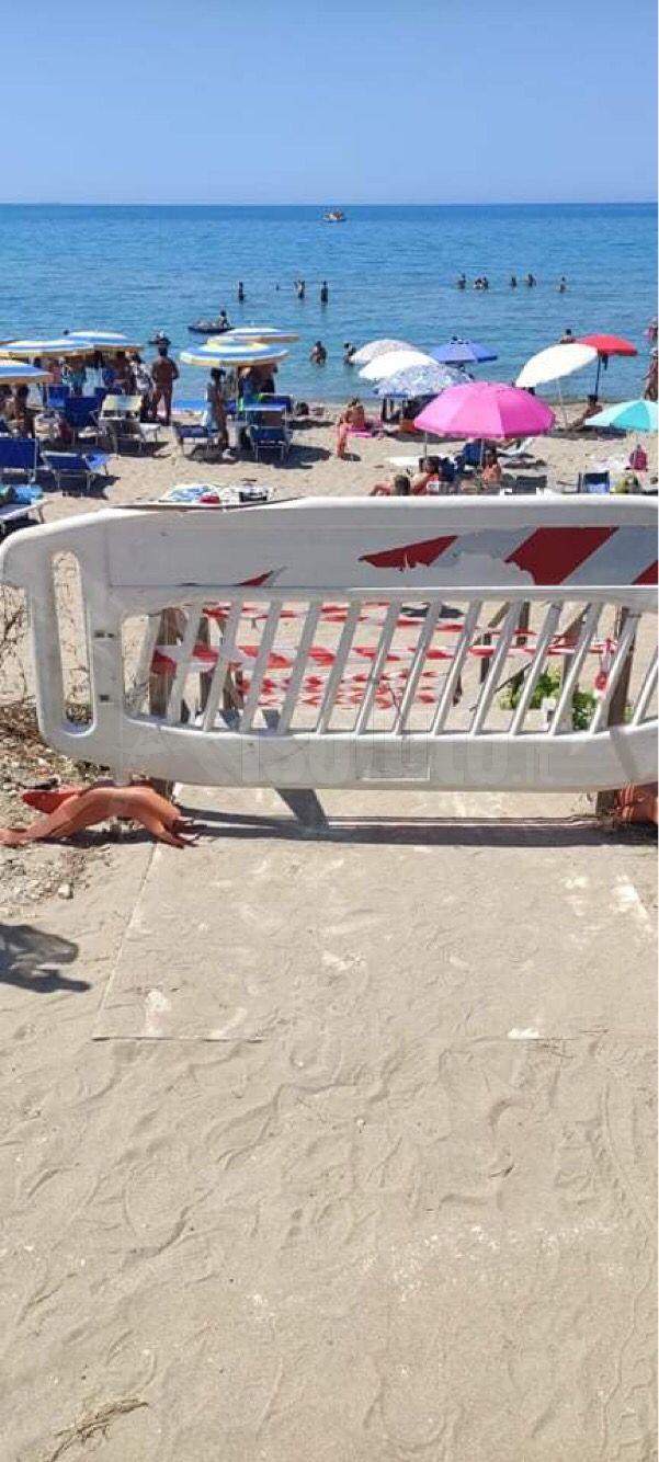 Transenne al mare, si rovina gradone di una scala di accesso alla spiaggia di San Marco