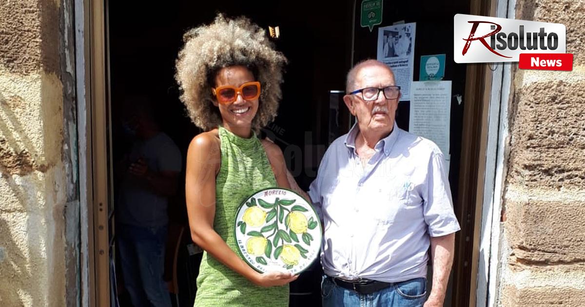 Dopo Amadeus fa tappa al bar Roma dello zio Aurelio anche una velina