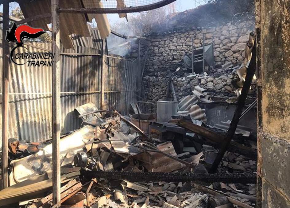 Brucia sterpaglie e incendia intero magazzino, denunciato un cinquantottenne di Partanna