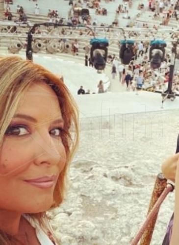 Selvaggia Lucarelli in Sicilia, vacanza rovinata da assenza di luce e spazzatura: scoppia la polemica