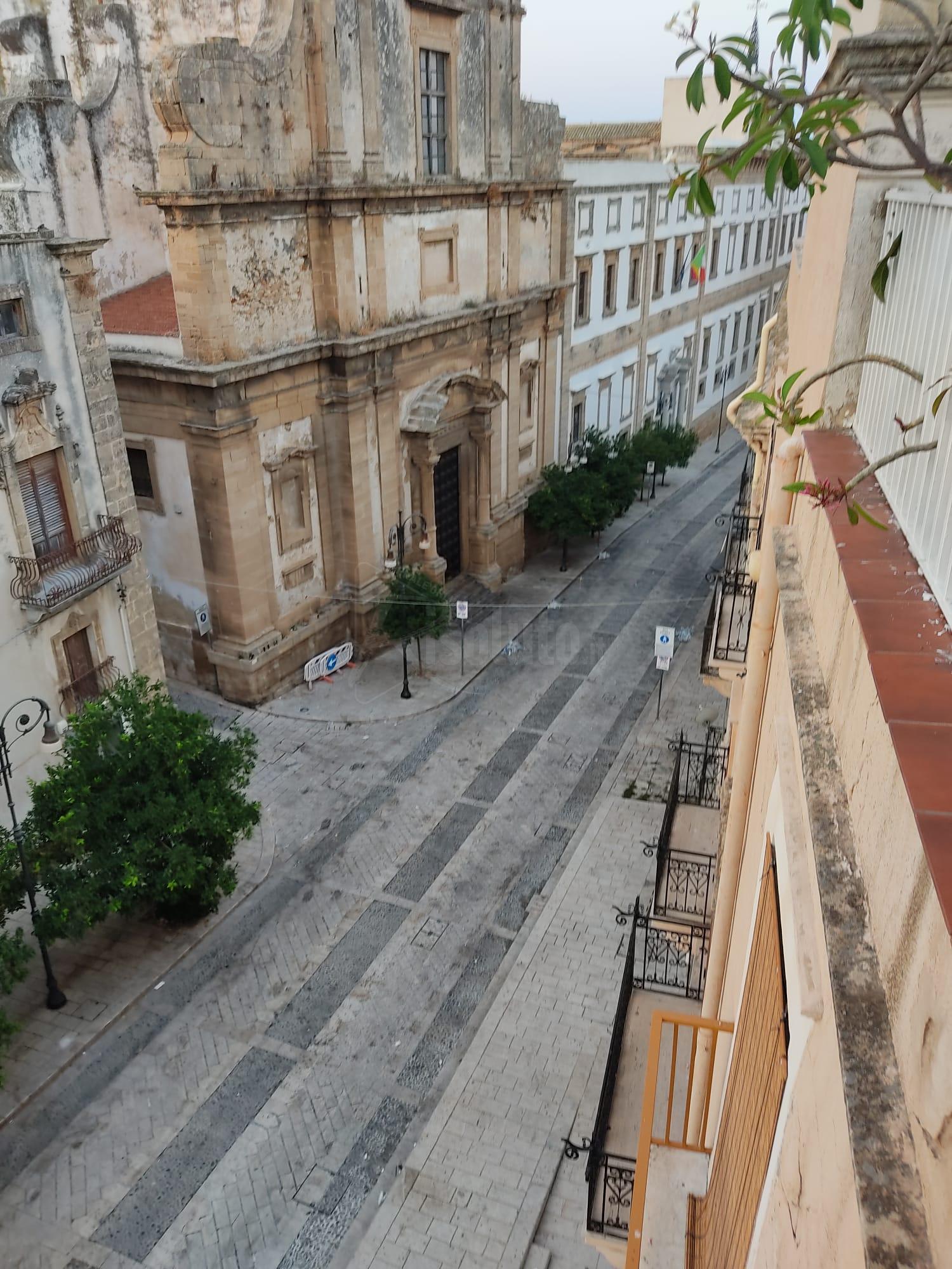 Strade del centro storico di Sciacca non lavate e pulite neanche a Ferragosto  (Gallery)