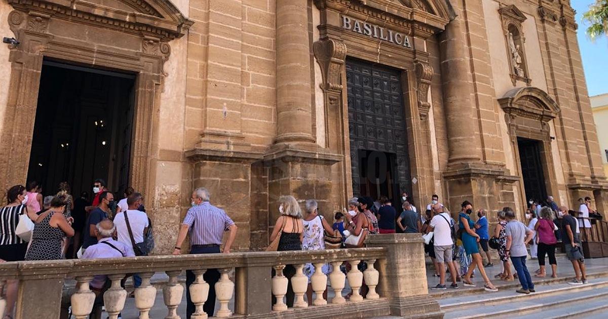 Nella Basilica della Madonna del Soccorso a Sciacca si entra a gruppi di 200