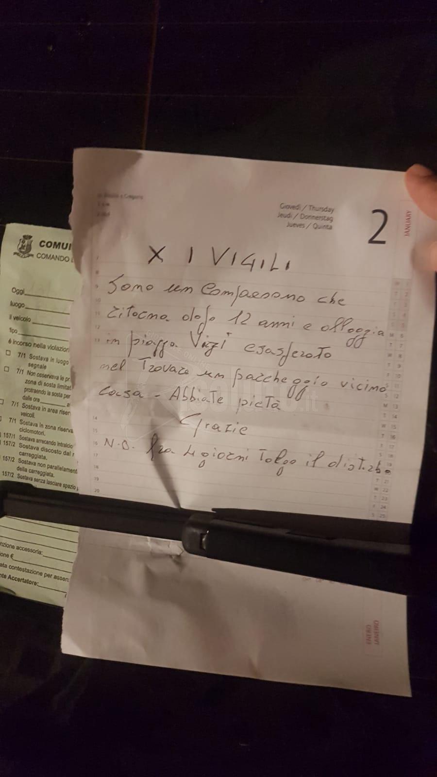 Non riesce a trovare parcheggio vicino casa, saccense  esasperato invoca la pietà dei vigili con un biglietto sul parabrezza