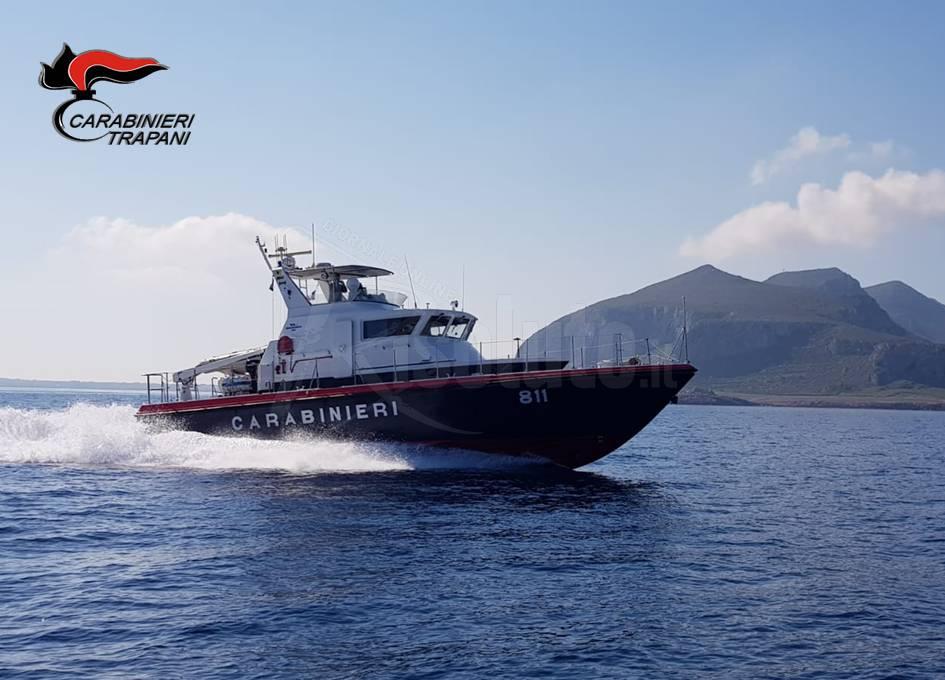 Trova 1000 euro per terra e li consegna ai carabinieri