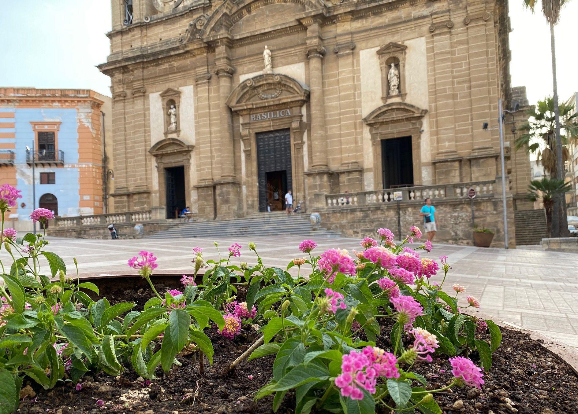 Piantumate 150 piantine con fiori colorati nei vasi del centro storico di Sciacca