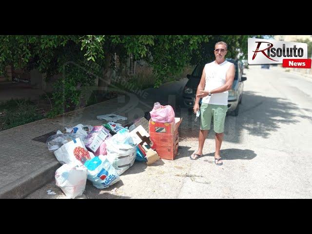 Pattume sul posto disabile, aree condominiali come discariche e giungla di erbacce: degrado insostenibile in via delle Margherite a Sciacca (Video)