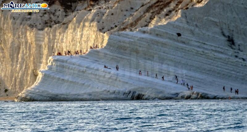 Turisti invadono la Scala dei Turchi nonostante la chiusura per rischio crolli, l'allarme di Mareamico