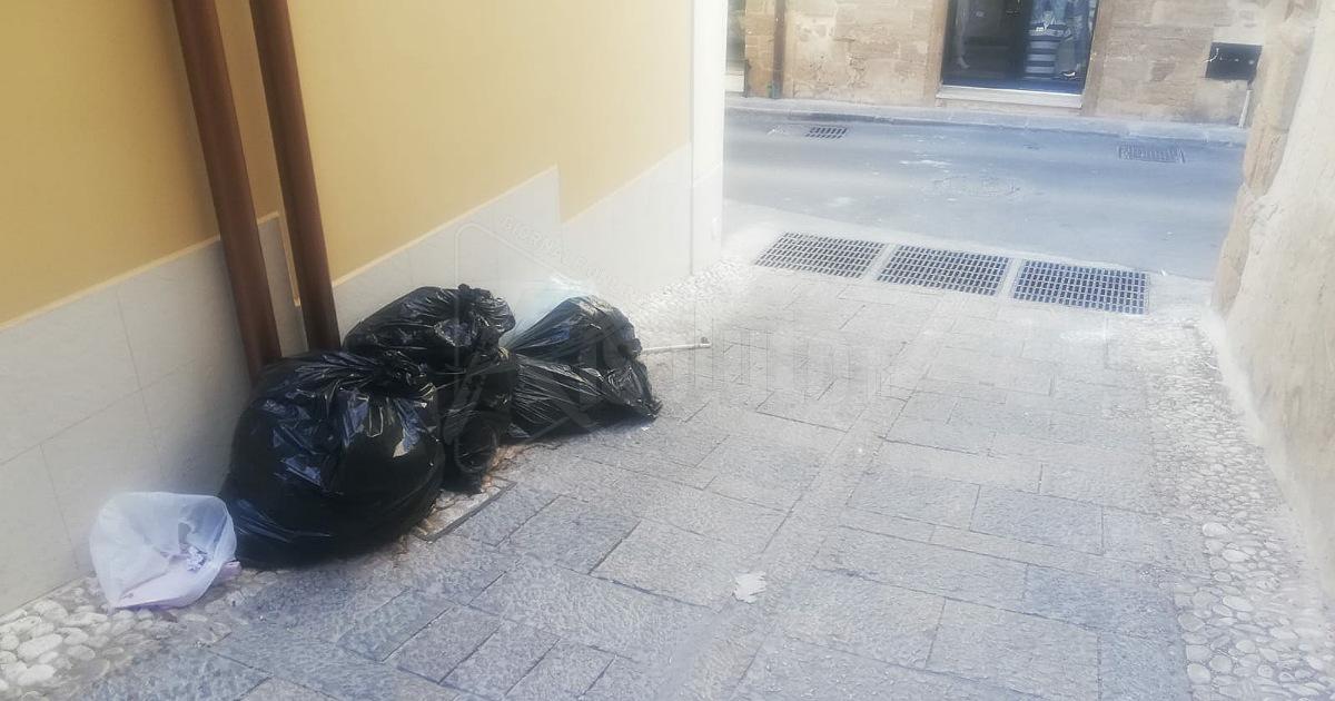 Ancora pattume abbandonato in via Tumolieri a Sciacca, esasperati i titolari dei b&b che sorgono in zona