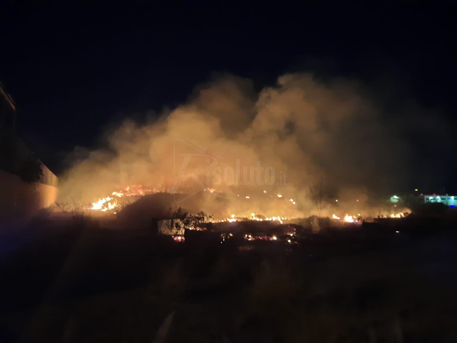 Incendio scaturito da alcune sterpaglie nella zona Pip di Menfi, intervento dei vigili del fuoco