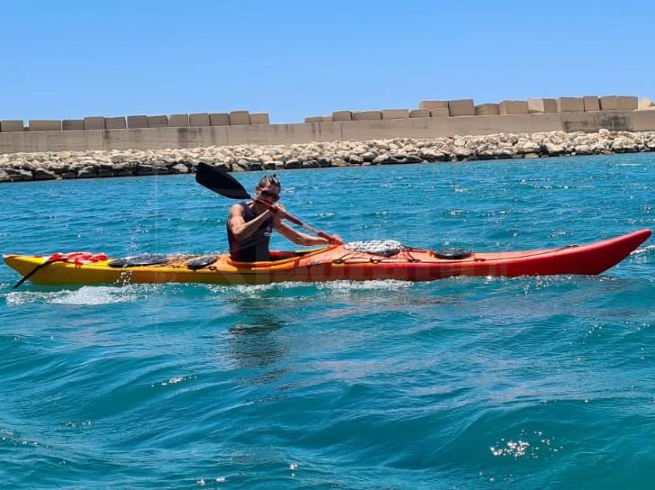 Parte da Selinunte per circumnavigare la Sicilia in kayak, Riccardo Di Bella e il suo progetto solidale per Abio Sciacca
