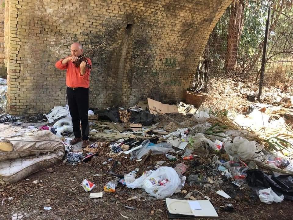 Da Bach al degrado sotto il ponte delle Terme di Sciacca, il maestro Gaiezza propone concerto a gratis  per ripulire