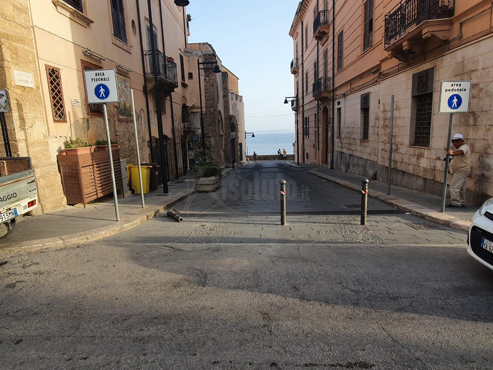 Rotto uno dei  dissuasori della discesa Campidoglio, polizia municipale alla ricerca dell'autore tramite le telecamere