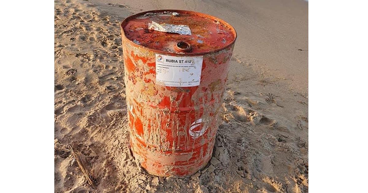 Un fusto di carburante abbandonato sulla spiaggia di Fiori a Menfi, Viviani: “Troveremo i responsabili”