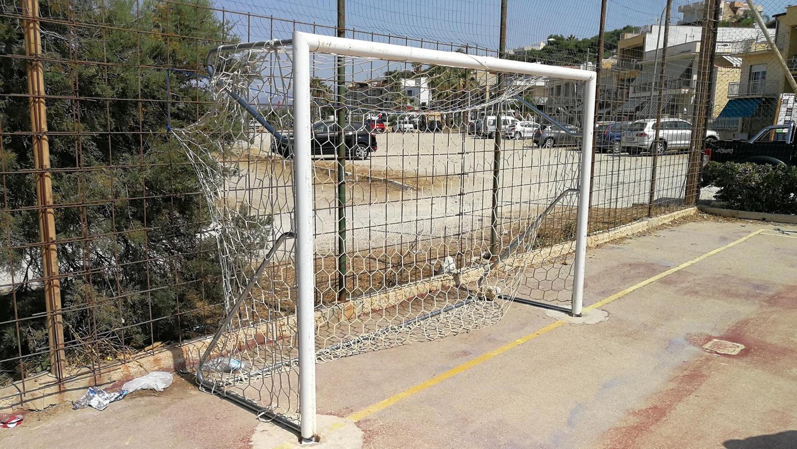 Seccagrande, interventi di manutenzione alle nuove porte di calcio danneggiate dai vandali