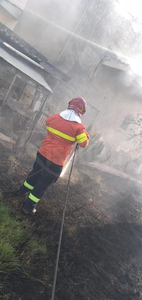 Intervento dei vigili del fuoco in congedo ieri per spegnere un incendio di sterpaglie sulla 115