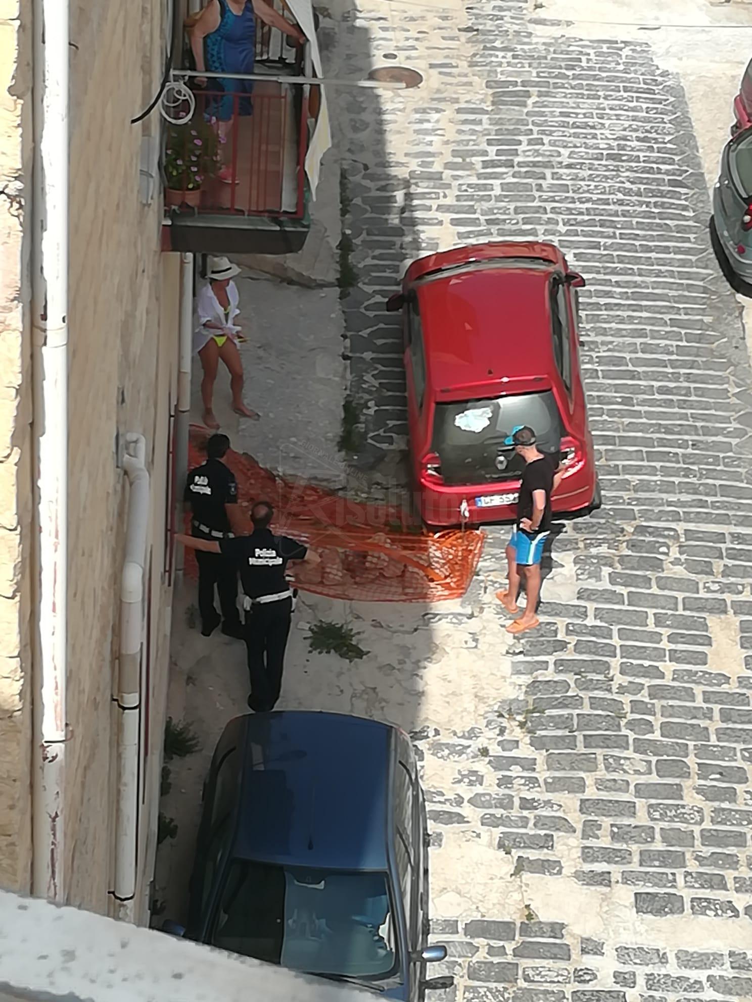 Turisti milanesi finiscono con l'auto in una buca in via Scala Santa Venera a San Michele