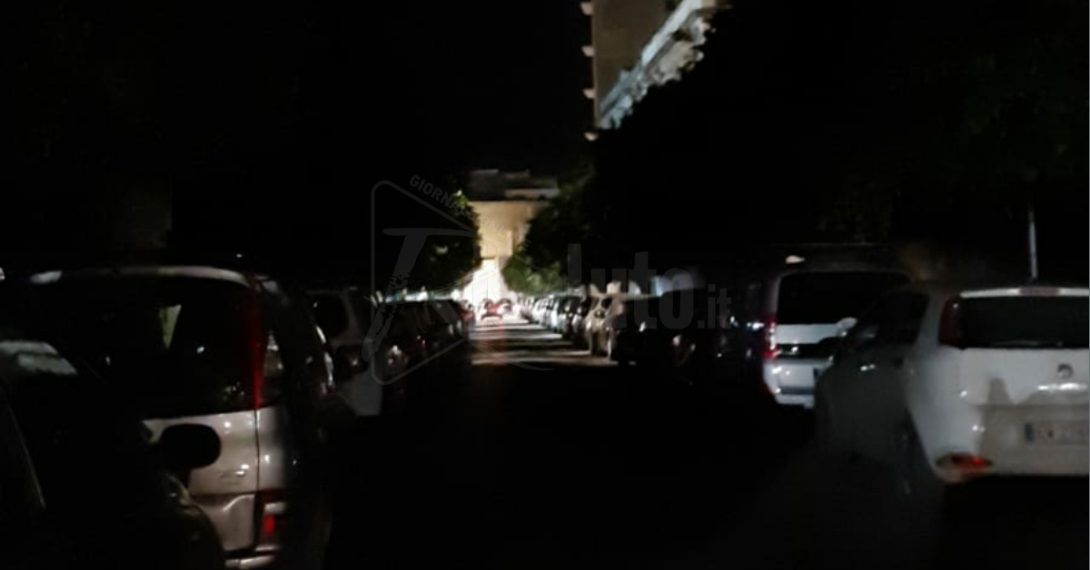 Via Incisa a Sciacca da giorni al buio e gli alberi restano non potati
