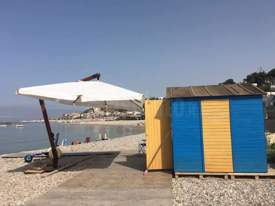 Atti vandalici contro il punto spiaggia per disabili a Seccagrande, il sindaco: "Gesto gravissimo".