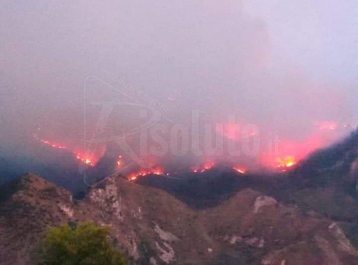 L’ira del sindaco di Burgio: “Continuano a devastare i nostri boschi, chi vede i piromani segnali subito alle forze dell’ordine”