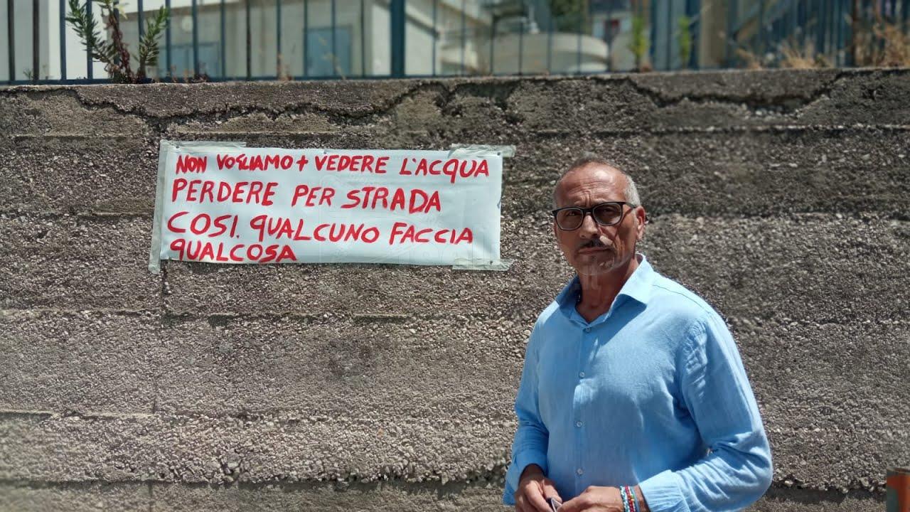 La protesta solitaria di un residente della via Alighieri: "A casa niente mentre qui si spreca, io non ci sto più" (Video)