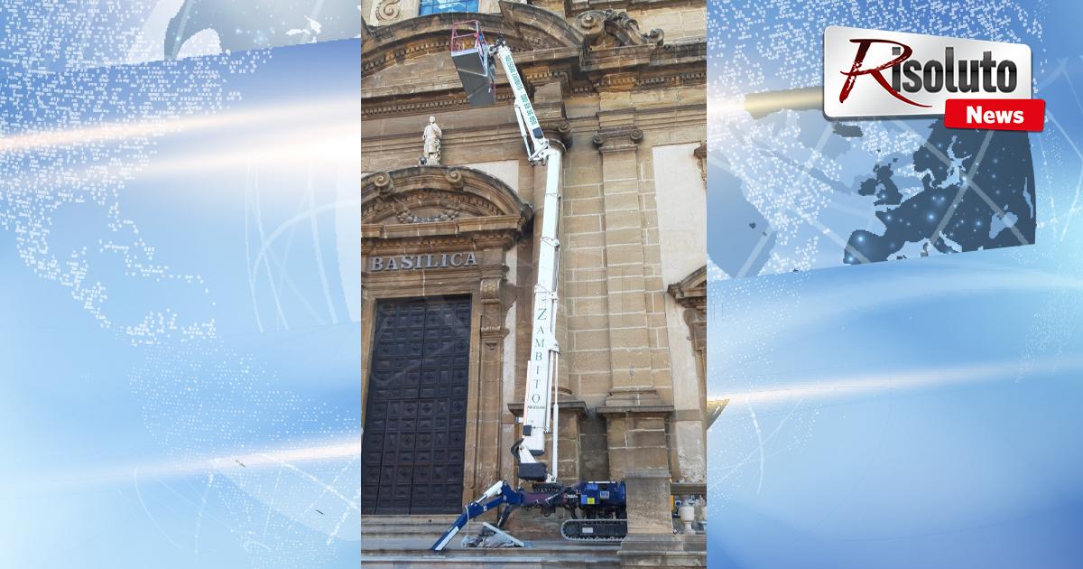 Una piattaforma aerea per lavori alla Basilica della Madonna del Soccorso a Sciacca