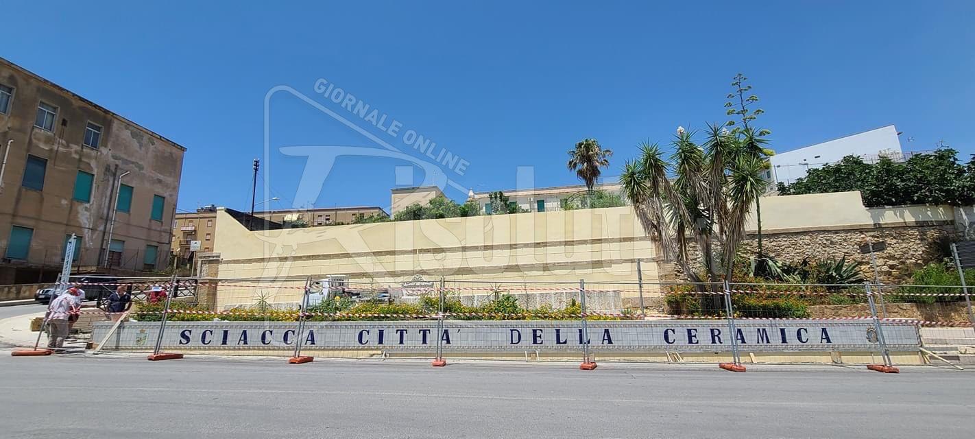 Riqualificazione abbeveratoio di via Figuli a Sciacca, battute conclusive dell'intervento del ceramista Toto