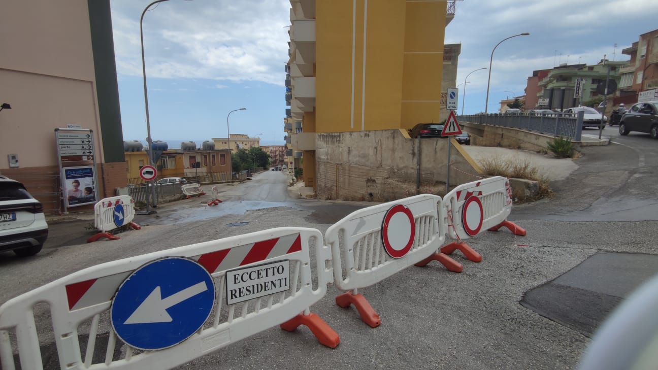 Cede il manto stradale in via Amendola a Sciacca, strada chiusa al transito