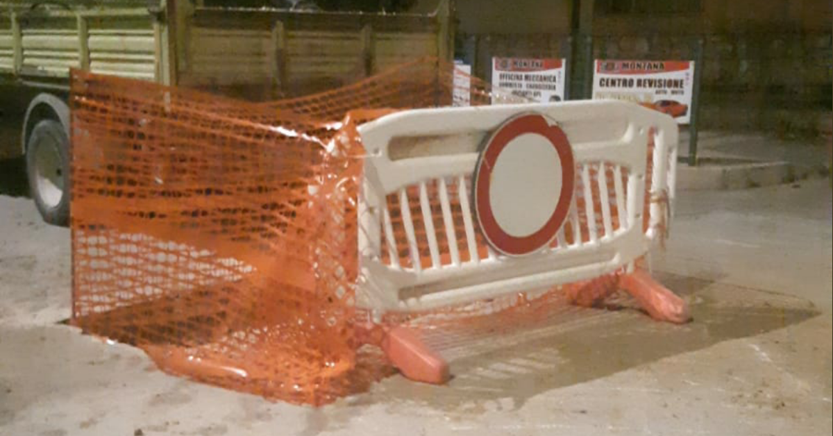 Perdita riparata e buca coperta in via Cappuccini durante la notte, la strada riaprira' nel pomeriggio