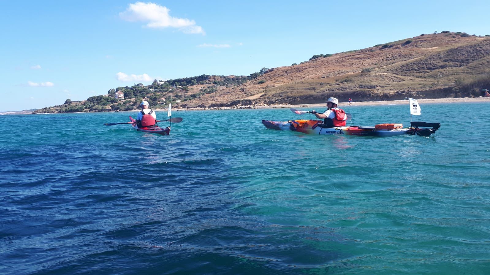 In kayak da San Marco a Menfi come sentinelle del mare i volontari del Wwf, missione plastic free