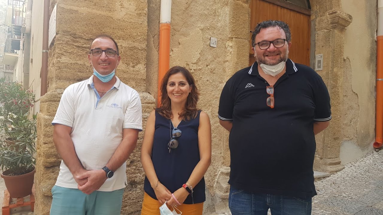 Pattume agli angoli di via Tumolieri, i titolari dei tre B&b del posto non ci stanno: "Qui arrivano i turisti" (Video)