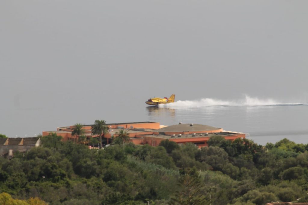 Un elicottero e due canadair tra Sambuca e Caltabellotta per spegnere un vasto incendio