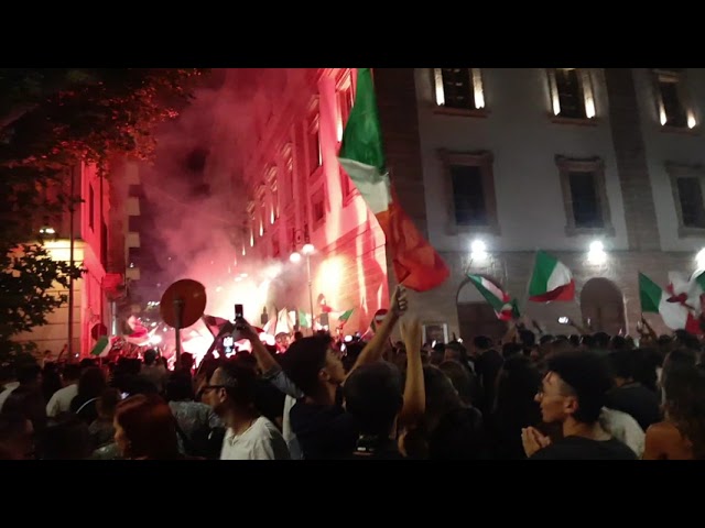 Caroselli ed esultanza per la vittoria degli Azzurri in piazza Scandaliato (Video)