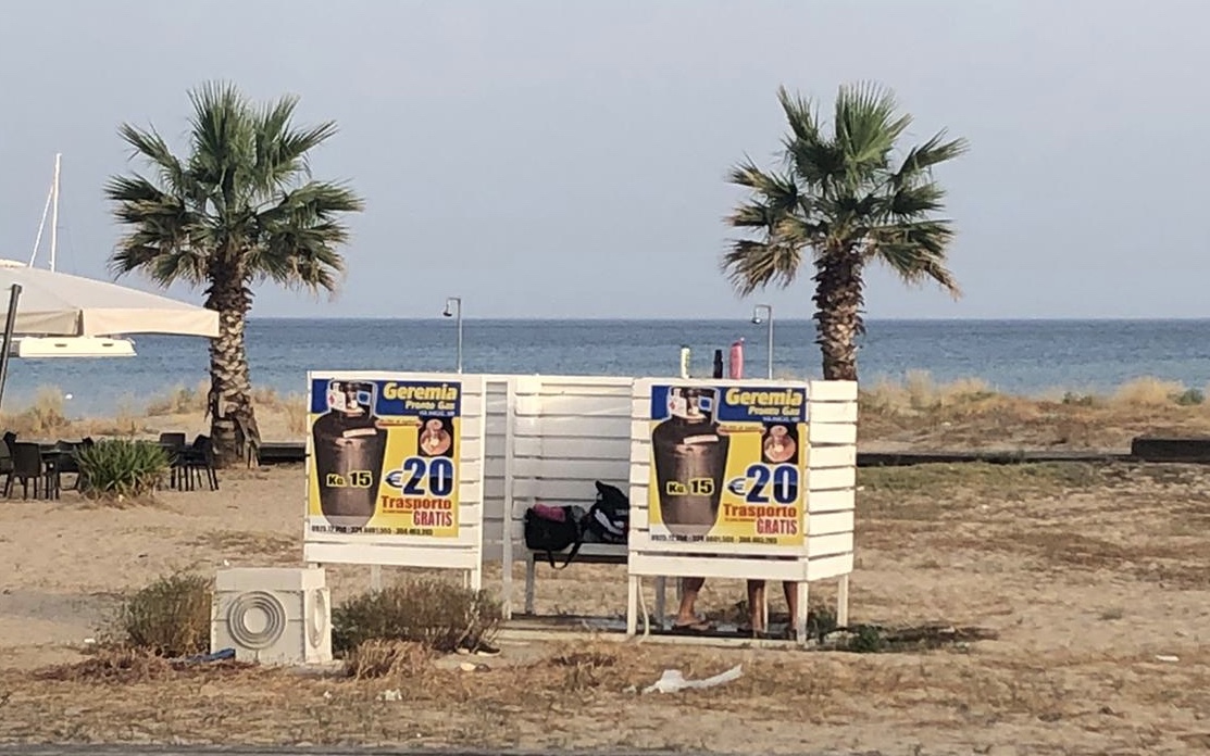 Menfi, docce in spiaggia a Porto Palo e Lido Fiori e 4 postazioni di assistenti bagnanti