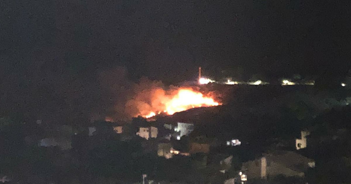 Incendio sotto il viale delle Terme nella notte a Sciacca, vigili del fuoco impegnati per ore