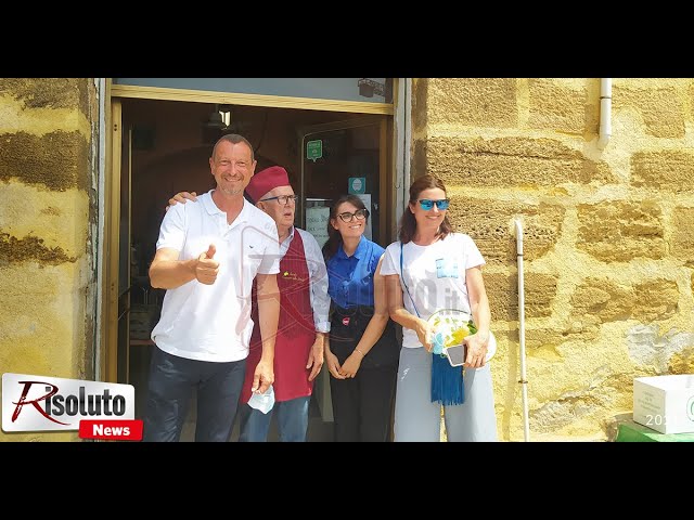 Amadeus al porto di Sciacca: "Ottima la granita di Aurelio e lui sarebbe perfetto per I Soliti Ignoti" (Intervista)