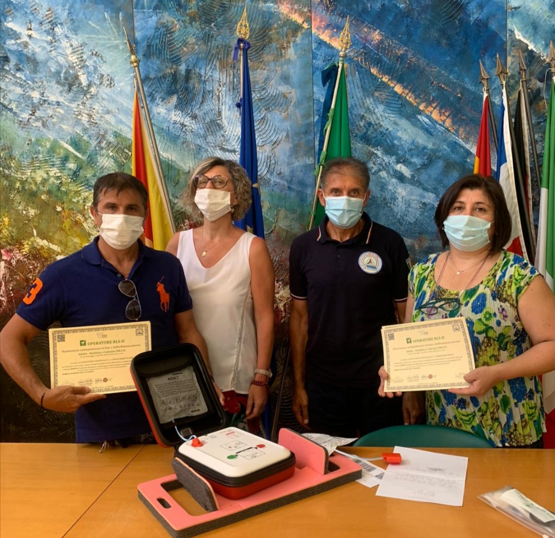 Sambuca di Sicilia, consegnato all'istituto Fra Felice il primo defibrillatore semiautomatico per adulto e pediatrico