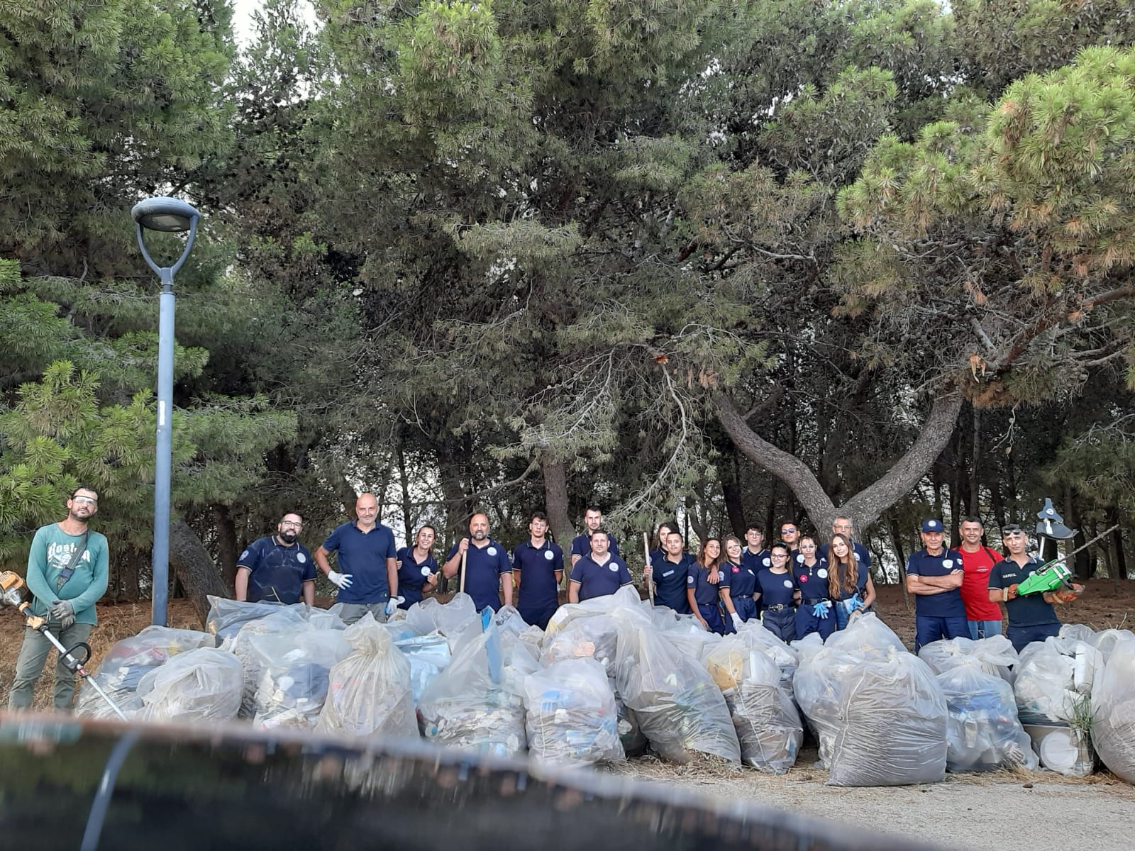 I Vigili del Fuoco in Congedo ripuliscono la pineta di San Calogero a Sciacca