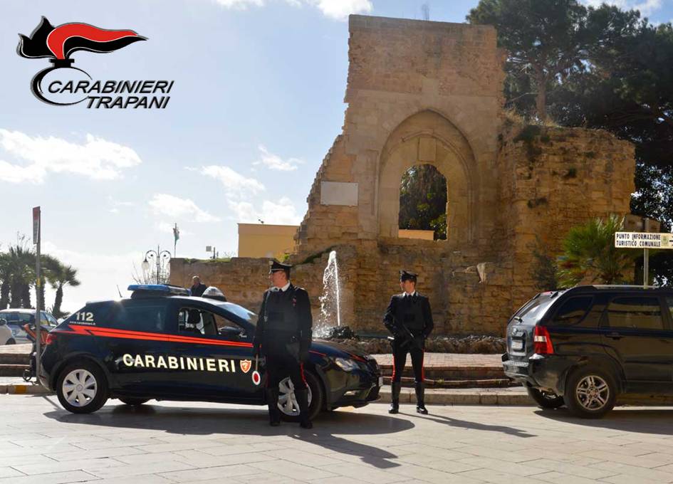 Si finge un cantante sui social per ottenere foto hard da una giovane, arrestato dai carabinieri