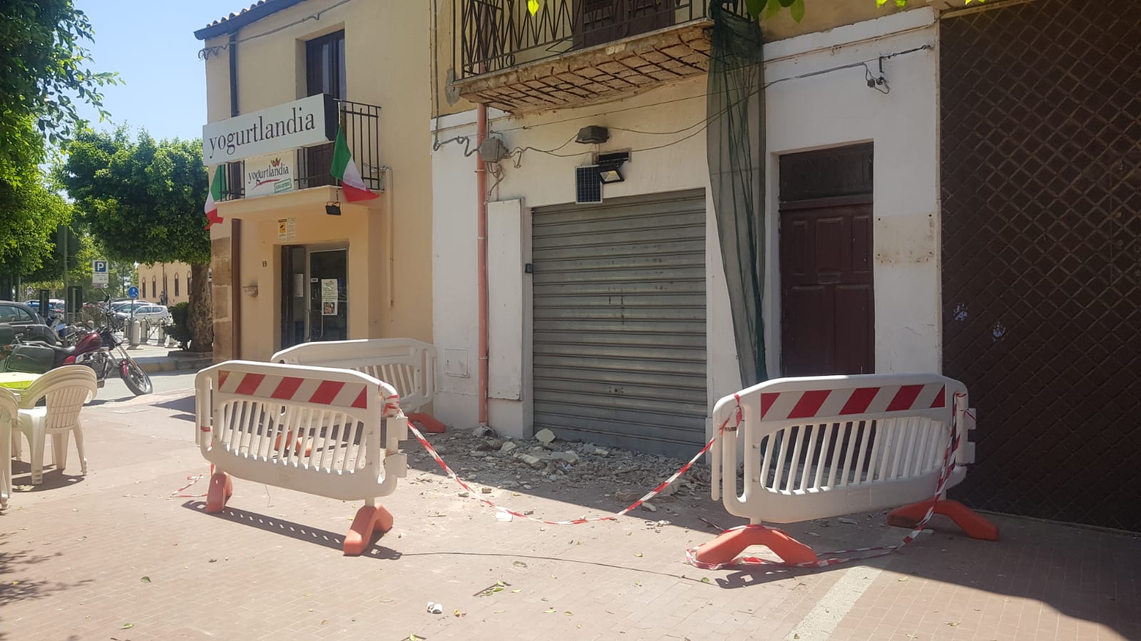 Cadono calcinacci da un balcone in via Incisa a Sciacca, transennato il marciapiede