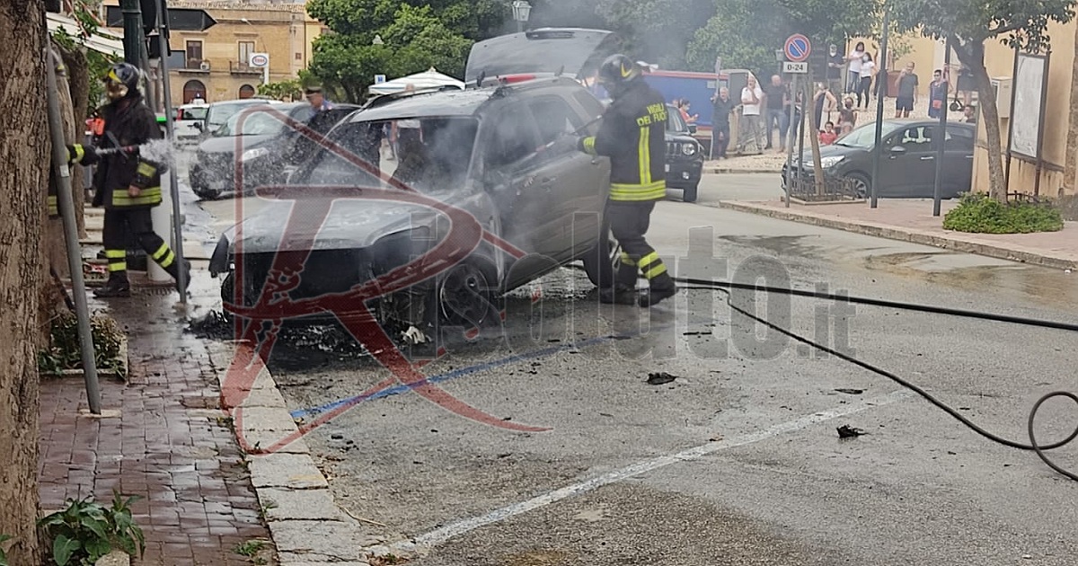 Parcheggia l'auto in centro a Sambuca e scoppia un incendio che distrugge il mezzo