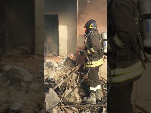 Fiamme e paura oggi a Siculiana, a fuoco anche un magazzino con bombole di gas (Video e foto)