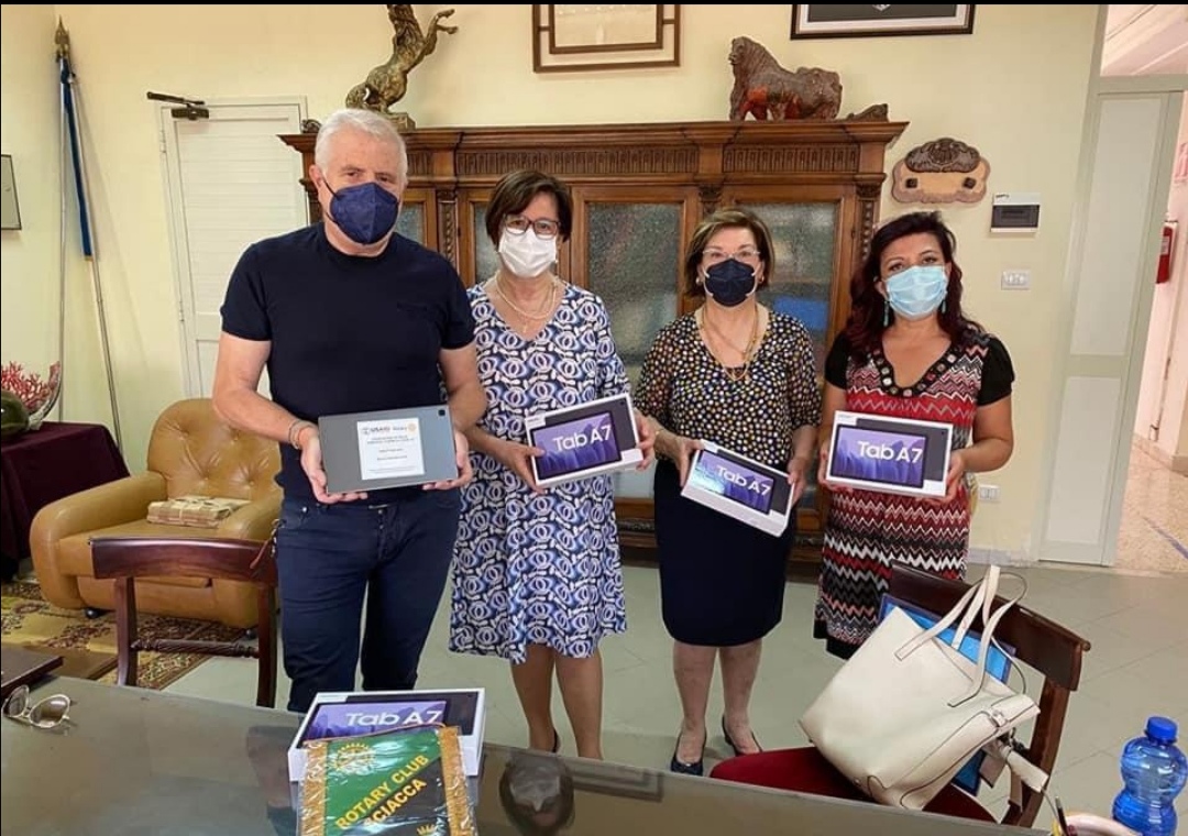 Seconda consegna di tablet dal Rotary Club di Sciacca nell'ambito del progetto Tabley for Dad