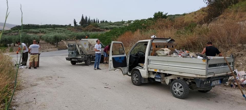 Rifiuti abbandonati sulla provinciale per Burgio, il Comune fa controllare i sacchetti per risalire ai responsabili