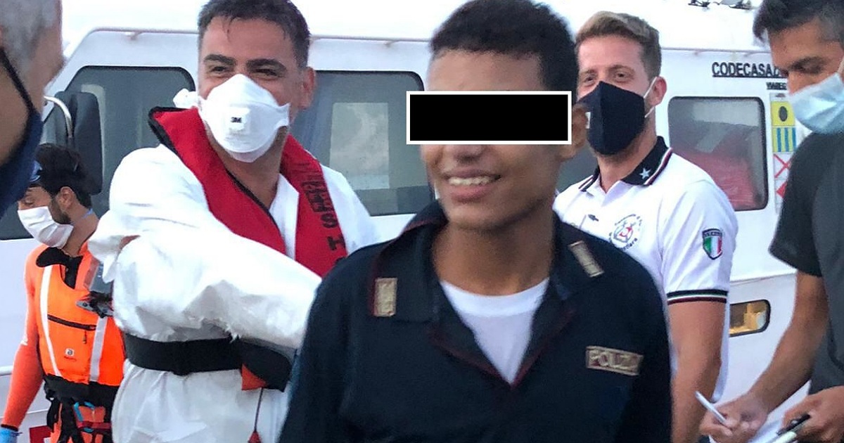 Migrante quindicenne sbarca a Lampedusa indossando una maglia della polizia, il suo sogno diventare un poliziotto italiano