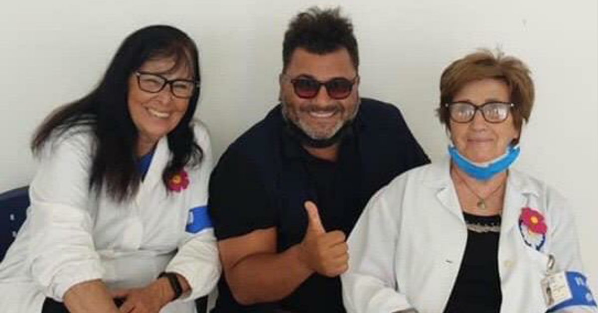L'attore Sergio Friscia porta la sua allegria agli operatori in servizio all'hub vaccinale di Sciacca