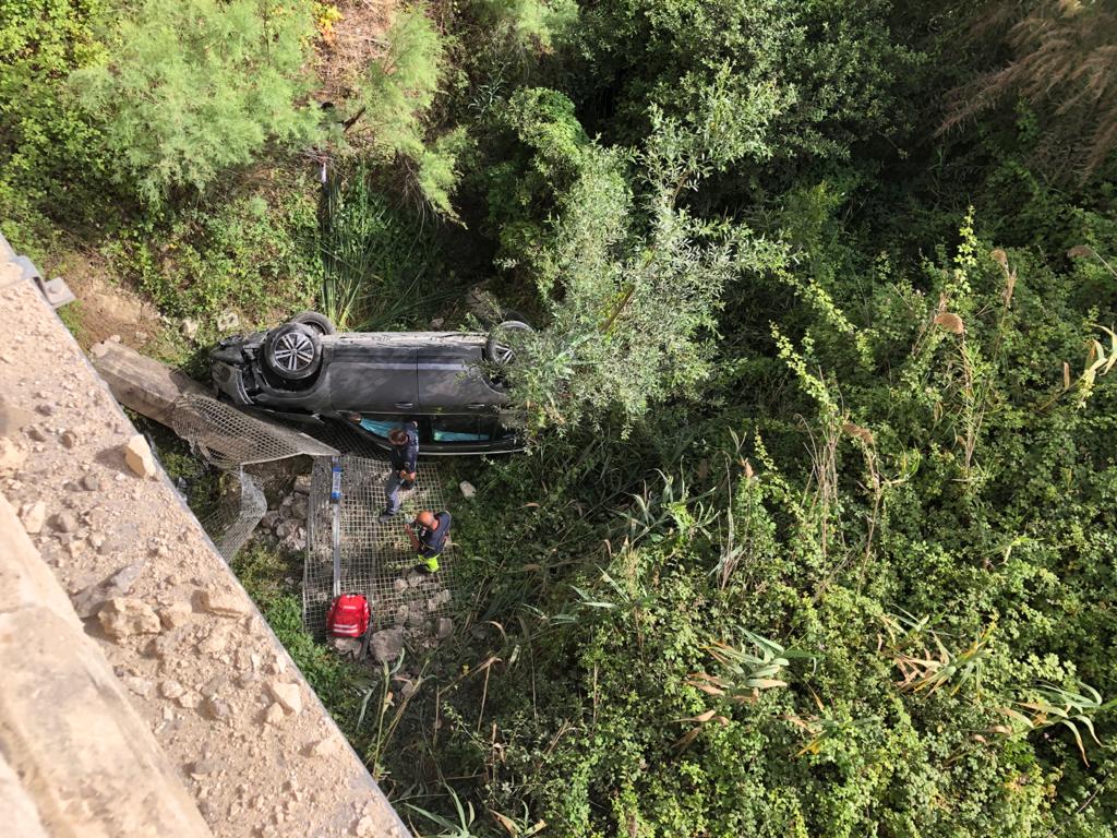 Morta la persona alla guida della berlina precipitata dal ponte Bagni a Sciacca
