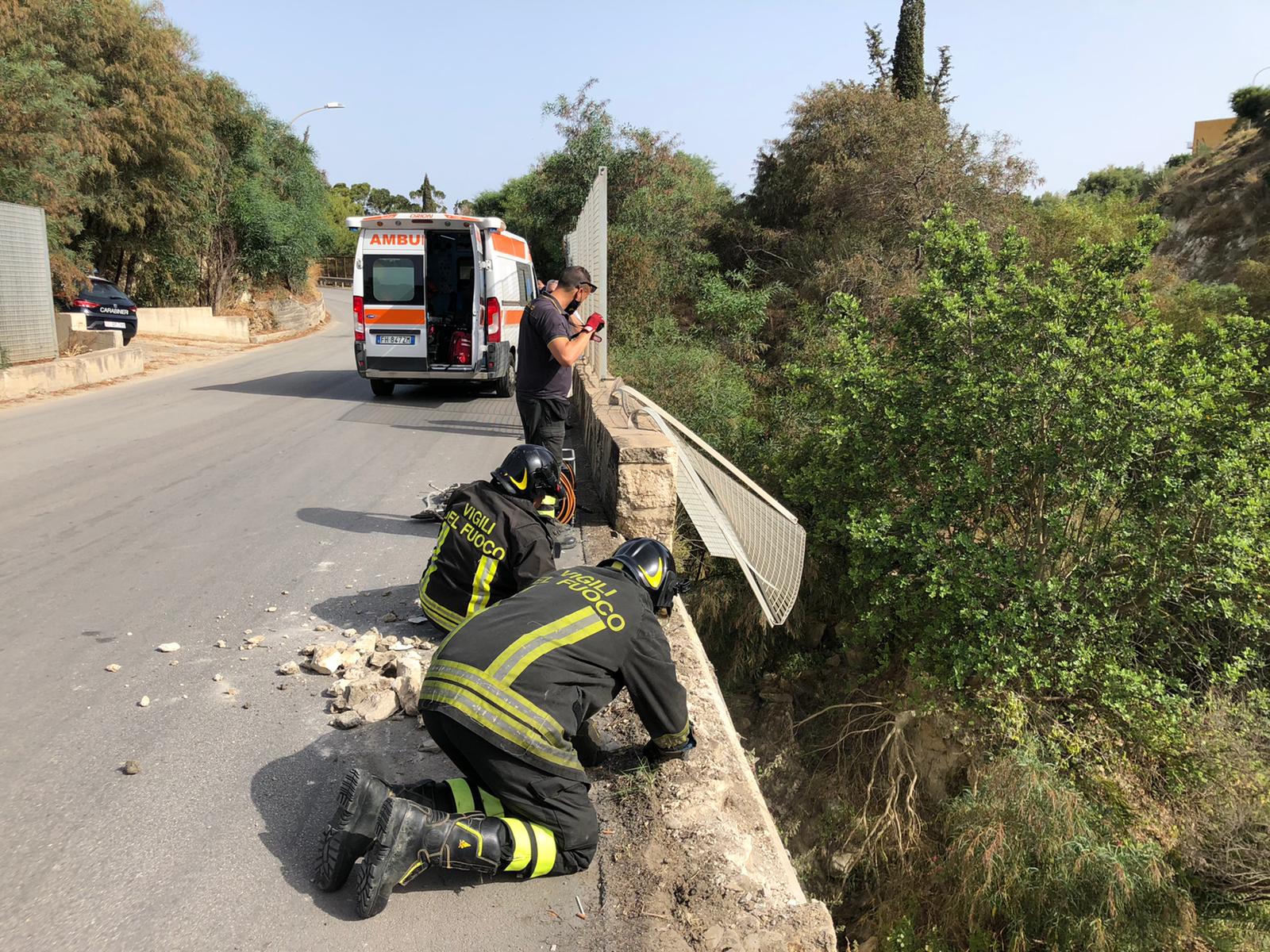 Auto giu' dal torrente Bagni a Sciacca, operazioni di soccorso in corso