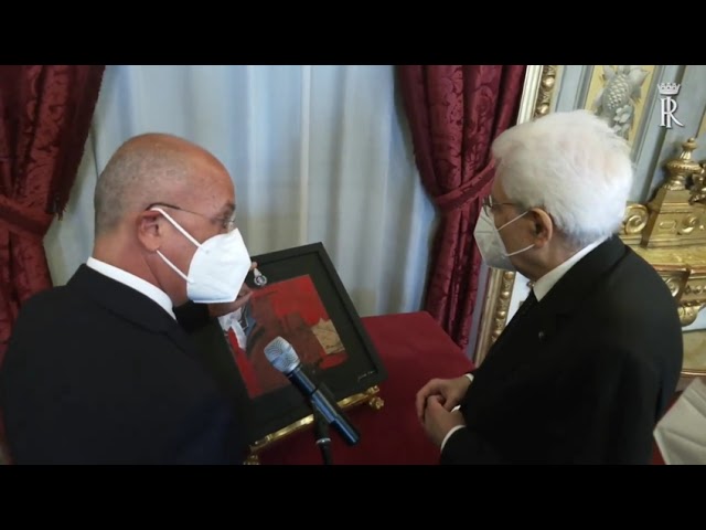Petralia consegna al Presidente Mattarella una tela dell'artista saccense Gulino per l'esposizione permanente al Quirinale (video)