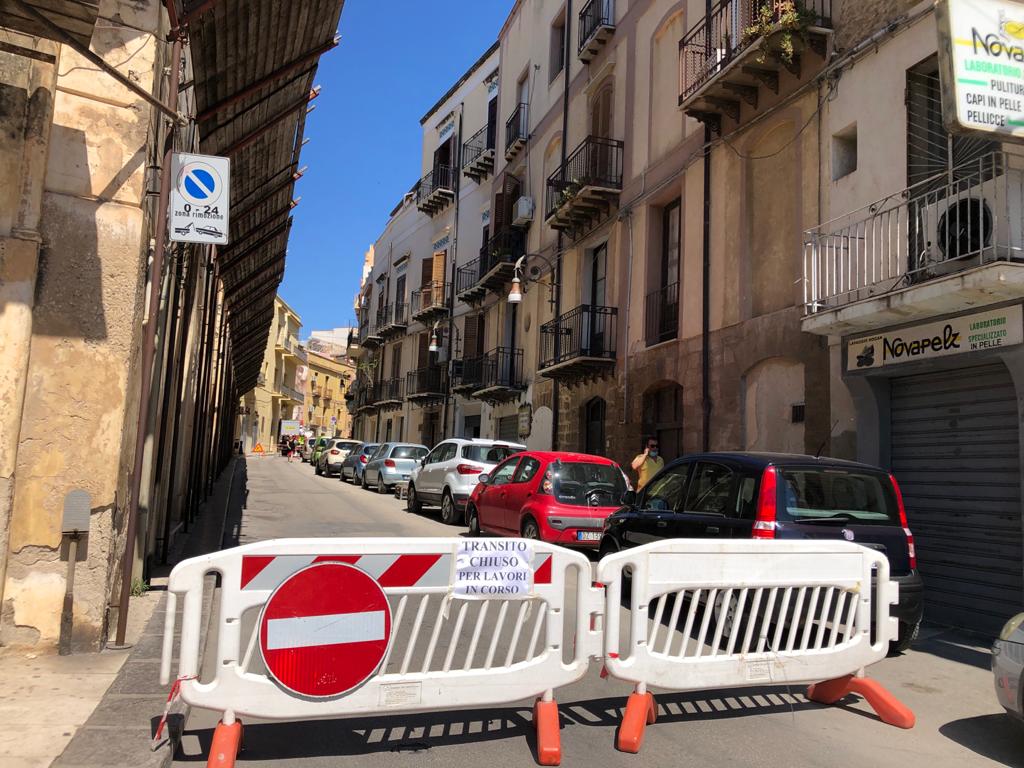 Chiusa temporaneamente via Licata, nel pomeriggio altri tratti del centro per la sostituzione dei pali illuminazione